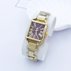 Montre à quartz carrée pour femme avec cadran bordeaux et bracelet à maillons dorés