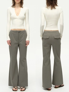 Top aderente bianco con scollo a V e pantaloni svasati a quadri grigi da donna