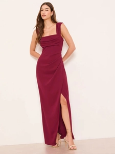 Elegantes bordeauxrotes Satin-Maxikleid mit eckigem Ausschnitt und hohem Seitenschlitz