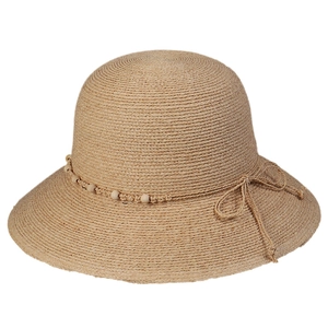 Detailaufnahme der Raffia-Webstruktur und Holzperlen-Schleife am beigen Sonnenhut