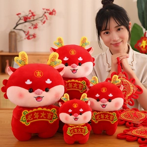 Ensemble de jolies peluches mascotte dragon rouge pour célébrer le Nouvel An
