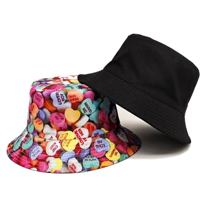 Cappello a secchiello reversibile con stampe a cuore e finitura nera classica a tinta unita