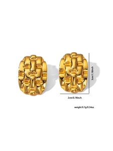 Vue détaillée des boucles d'oreilles ovales dorées tressées avec dimensions de 3cm