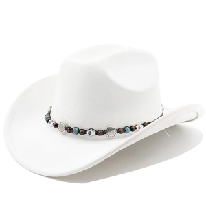 Détail du chapeau de cowboy blanc avec perles turquoise et ornement main de Hamsa