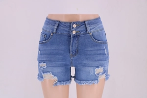 Détail d'un short en jean taille haute à trois boutons et bords déchirés usés