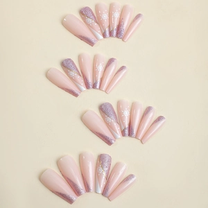 Unghie finte a ballerina rosa con fiocchi di neve bianchi e glitter viola lucidi