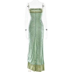 Dettaglio dell'abito con paillettes verde chiaro con tessuto lucido e orlo in chiffon