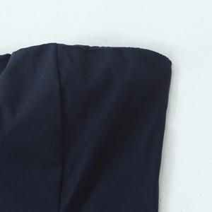 Abito a fascia blu navy con lacci sulla schiena e tessuto testurizzato di qualità