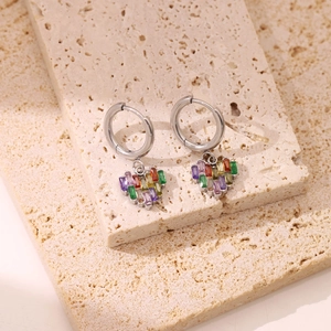 Boucles d'oreilles créoles avec pendentif cœur en zircon coloré et métal argenté