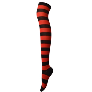 Gros plan de chaussettes hautes en tricot à rayures rouges et noires sur un mannequin