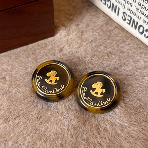 Boucles d'oreilles rétro en résine avec motif poney doré et bordure vintage