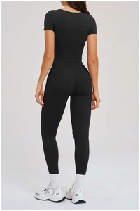 Rückansicht des engen schwarzen Yoga-Sets mit kurzem Oberteil und High-Waist-Leggings