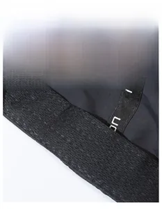 Detail des breiten, feuchtigkeitsableitenden Schweißbandes an schwarzer Sportkappe mit UC-Logo