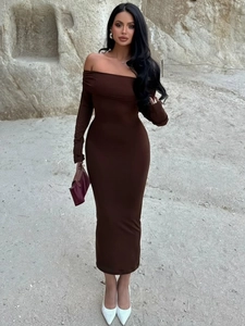 Détail de la robe maxi marron à épaules dénudées avec une encolure à rabat élégante