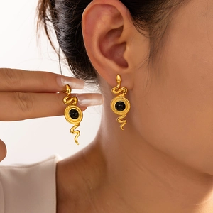 Orecchini serpente placcati oro 18k con pietre nere naturali per donna in stile bohemian
