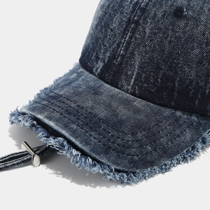 Vista macro dettagliata del berretto da baseball in denim blu vintage con bordi consumati