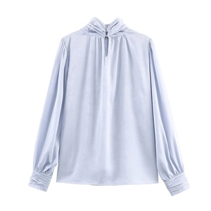 Damen-Satinbluse in Hellblau mit Jacquard-Muster, Stehkragen und Schleifendetail