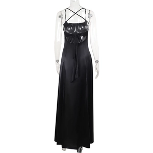 Détail de la robe de soirée en satin dos nu avec laçage élégant et bretelles croisées