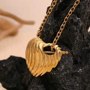 Vue macro du collier avec pendentif cœur plaqué or 18 carats et finition métal texturé
