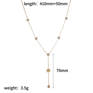 Vue détaillée du collier en Y doré avec étoiles en zircon et mesures de taille
