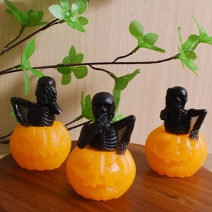 Tre spaventose statuine di zucca con scheletro per la decorazione di Halloween