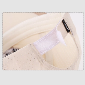 Dettaglio del cinturino in velcro regolabile e mesh traspirante su berretto beige bimbi