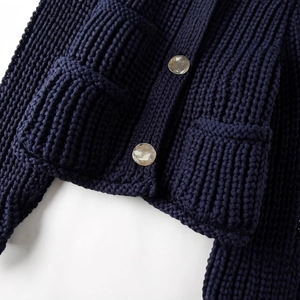 Cardigan en maille épaisse bleu foncé avec boutons en métal argenté et texture