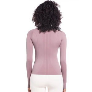 Dettaglio del top sportivo rosa senza cuciture con texture traspirante sulla schiena