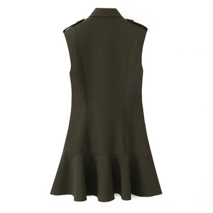 Robe courte sans manches vert foncé avec épaulettes et ourlet à volants vue de l'arrière
