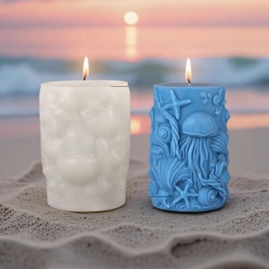 Candele a rilievo di vita marina con meduse e stelle marine sulla spiaggia al tramonto
