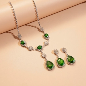 Vue détaillée d'une parure en argent avec des pendentifs gouttes vert émeraude