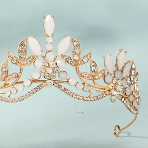 Elegante corona da sposa dorata con pietre preziose bianche e strass per cerimonie
