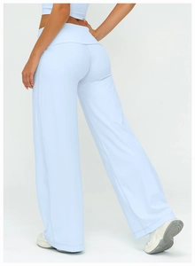 Vue détaillée arrière du pantalon de yoga évasé bleu clair à taille haute pour femmes