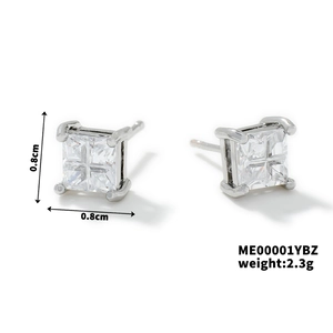 Dettaglio dell'orecchino a lobo quadrato in zircone da 0,8 cm con base argento