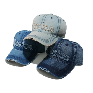 Berretto da baseball in denim invecchiato con ricamo Boston e dettagli strappati retrò