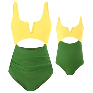 Maillots de bain mère et fille assortis bicolores jaune et vert avec découpes à la taille