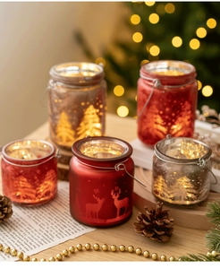 Détail du photophore de Noël en verre avec lumières LED et motifs de cerfs festifs