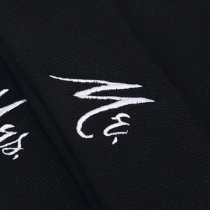 Nahaufnahme der schwarzen Strickmütze mit weißer Mrs Stickerei für Brautpaare