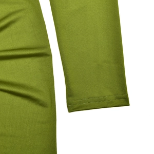 Gros plan détaillé sur la maille vert olive et les coutures de la manche de la robe