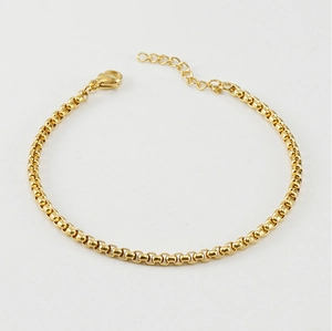 Detail of 18K gold-plated stainless steel chain bracelet with adjustable extender link