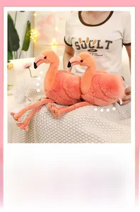 Détail de deux peluches de flamant rose corail dans un décor de maison chaleureux et doux
