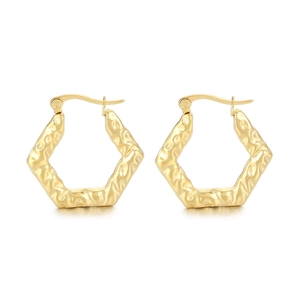Boucles d'oreilles créoles dorées irrégulières avec texture martelée effet de vague d'eau