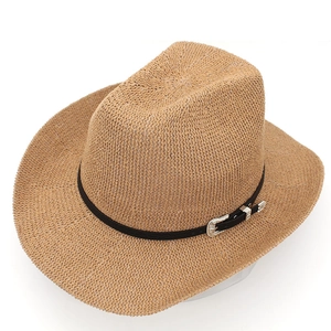 Détail d'un chapeau de paille à large bord avec ruban noir et boucle argentée ciselée