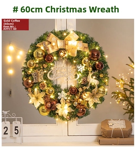 Détail d'une couronne de Noël de 60cm avec lumières LED, nœuds dorés et pommes de pin