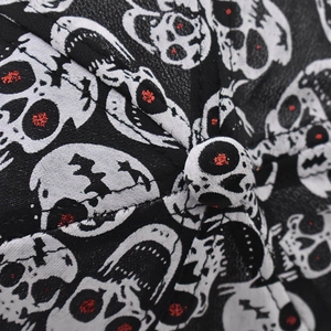 Streetwear Baseballkappe mit Totenkopfmuster, roten Glitzerelementen und weißen Details