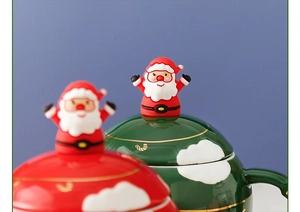 Details van rode en groene kerstmokken met 3D-kerstmandeksel en gouden sterrenpatronen