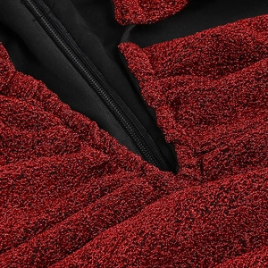 Détail du tissu à paillettes rouges et fermeture éclair noire sur robe moulante