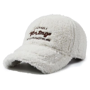 Berretto da baseball invernale in lana di agnello bianca con ricamo vintage elegante