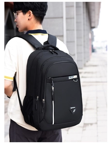 Vista detallada de mochila negra de gran capacidad con correas acolchadas en modelo