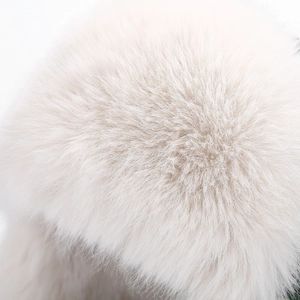 Dettaglio ravvicinato delle morbide fibre di pelliccia sintetica beige del cappello